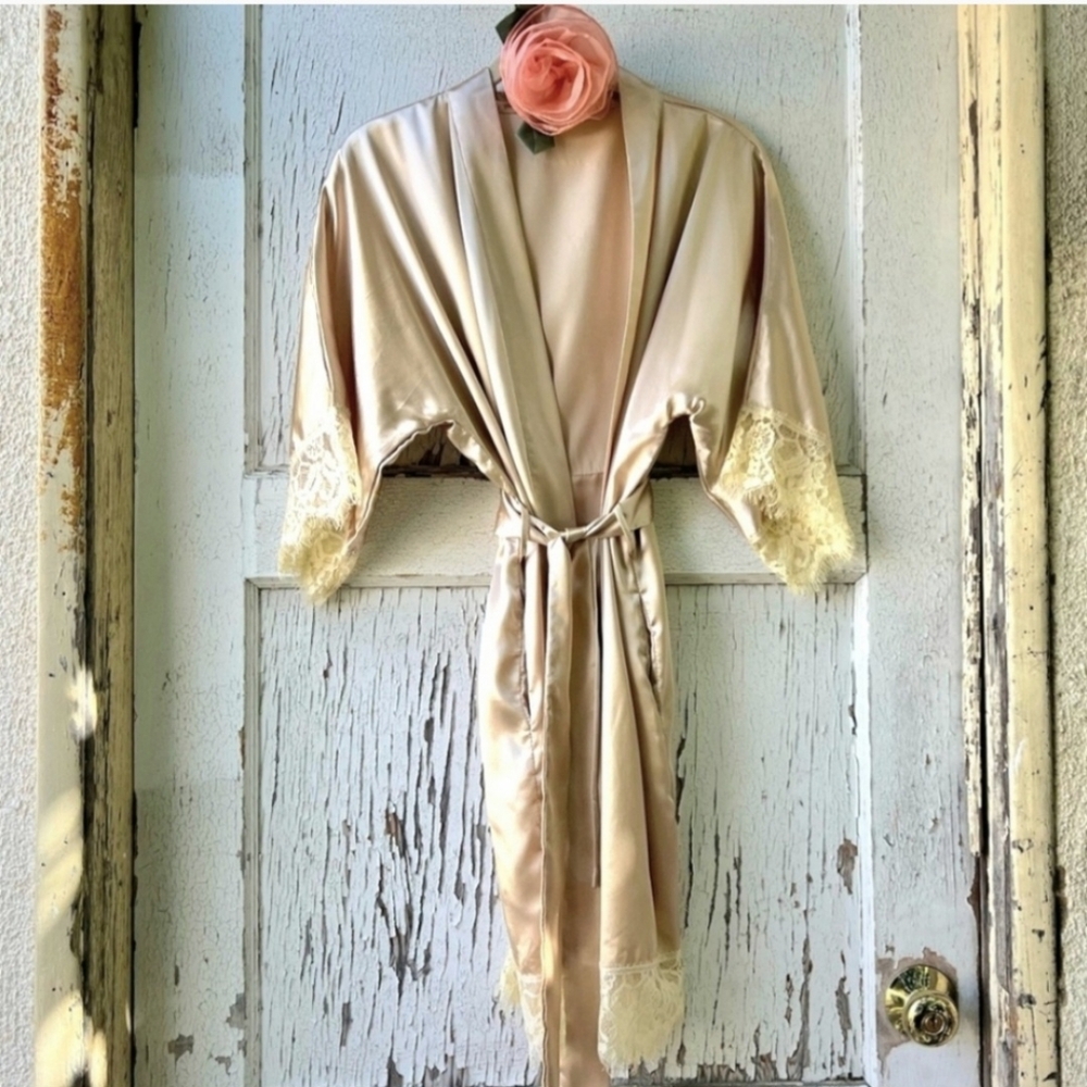 Robe Lace Edged Details Dolman Sleeves Attached Belt Size Medium cafe au lait